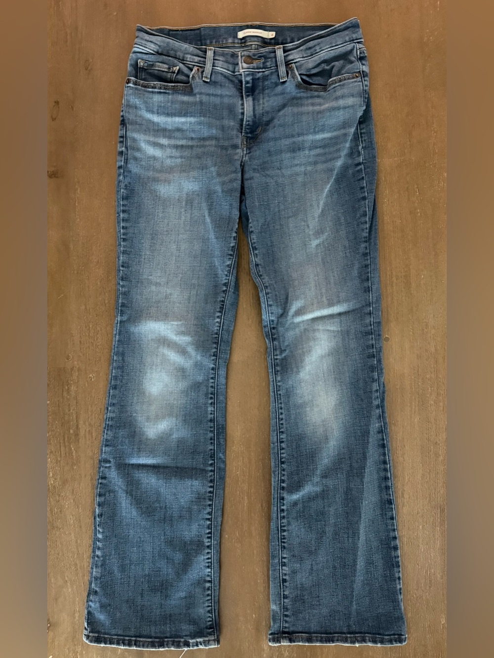 Levi's Women's size 6 Classic Bootcut Jeans - Medium Blue Wash